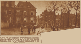 873782 Gezicht over het Janskerkhof te Utrecht, op een regenachtige novemberdag, met op de achtergrond de Lange Jansstraat.